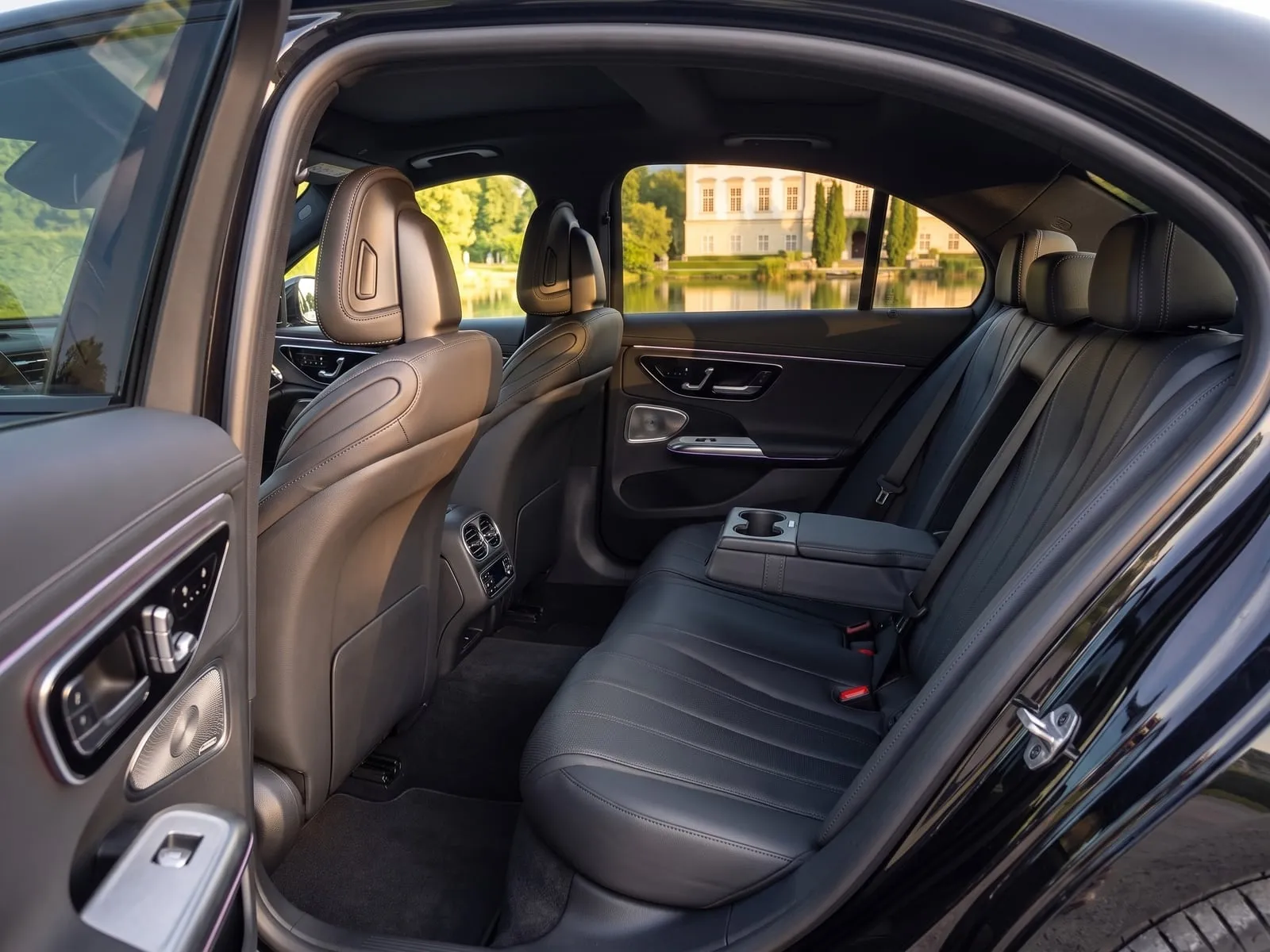 Mercedes-Benz E-Class, view 4