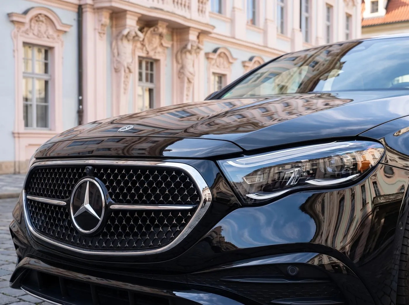 Front einer schwarzen Mercedes-Limousine vor einem Wiener Palais