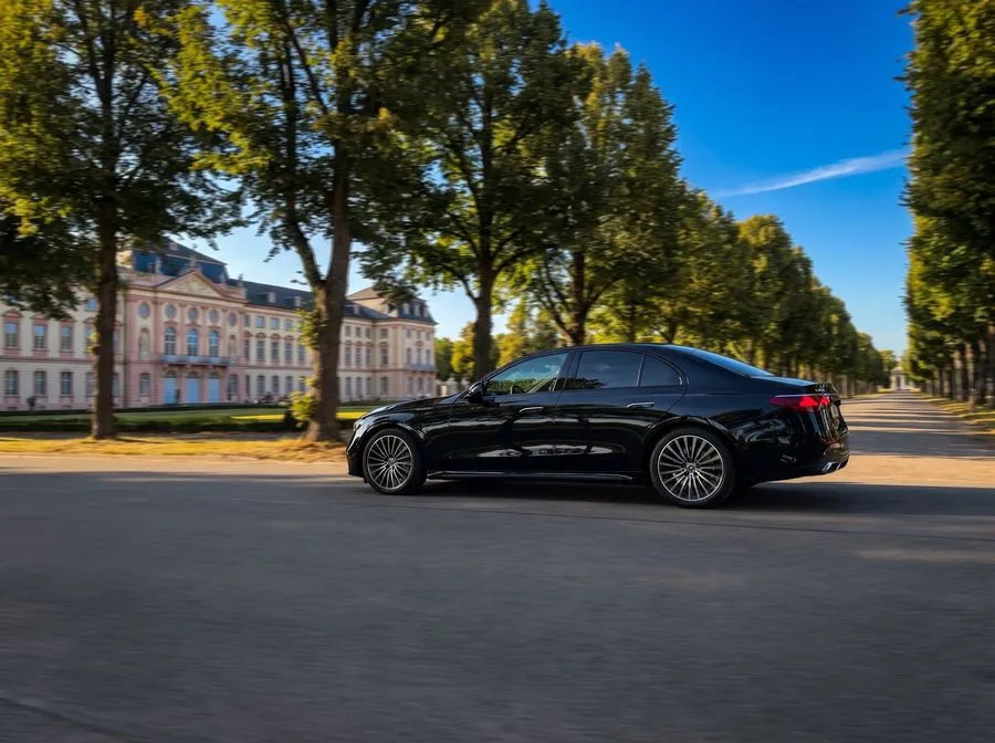 Limousine auf einer Allee im Herbst