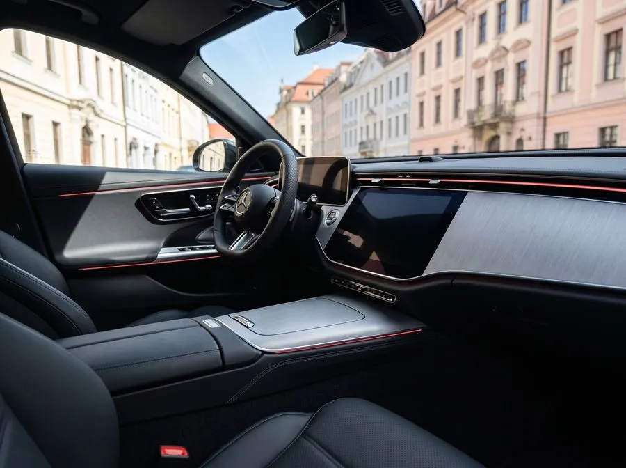 Cockpit einer Mercedes-Limousine