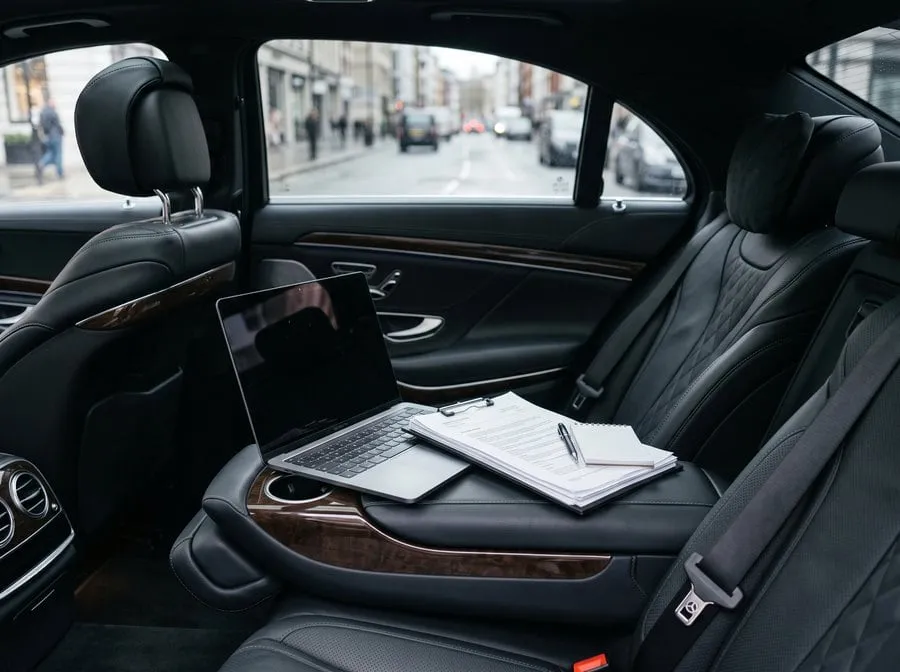 Chauffeur öffnet die Fondtür einer Limousine